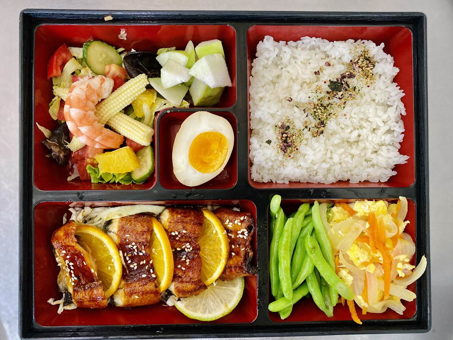 日式鰻魚便當吃在地食當季，深受遊客喜