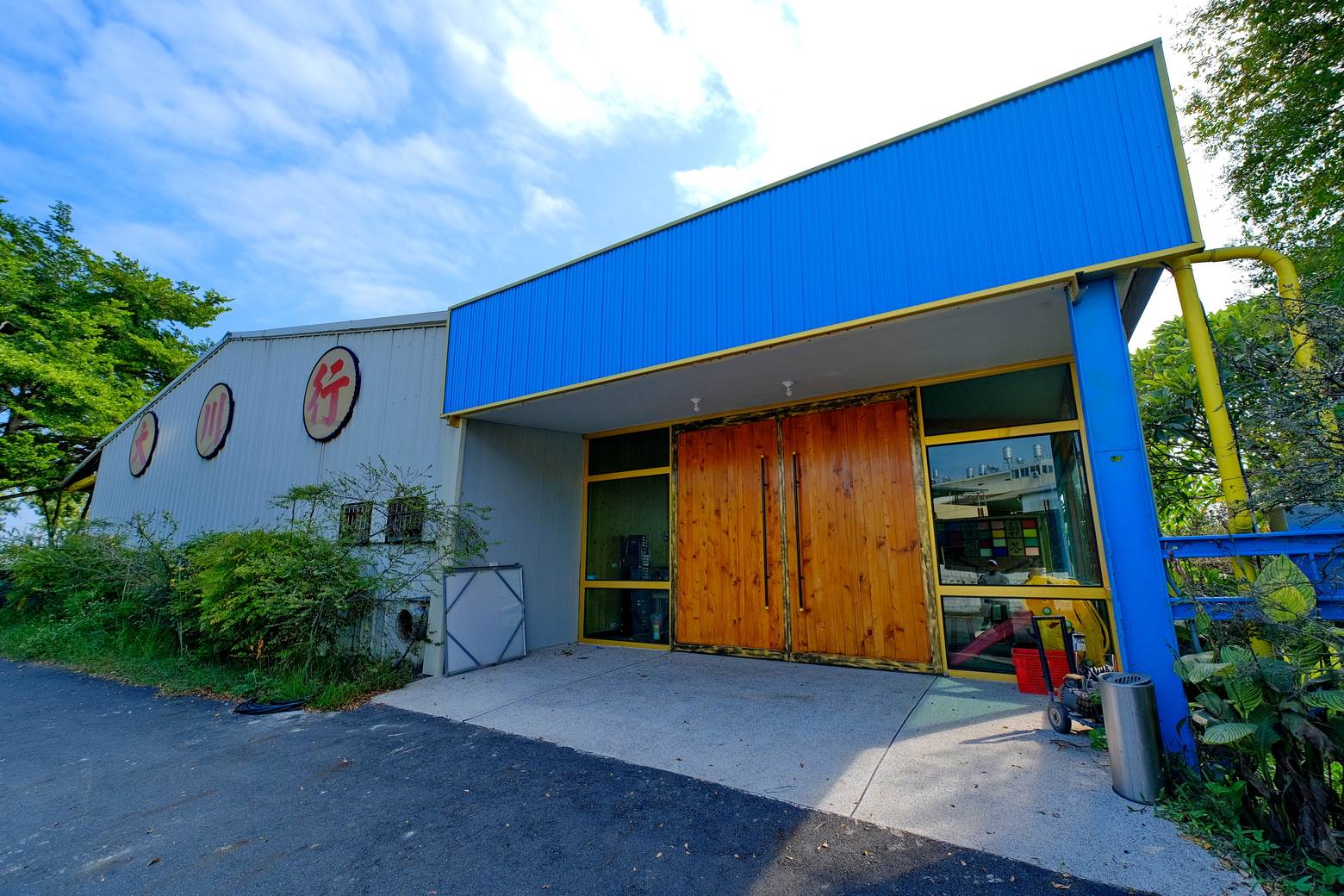 「大川果園」DIY體驗教室入口處，緊鄰的「大川行」是自家的壓克力工廠。