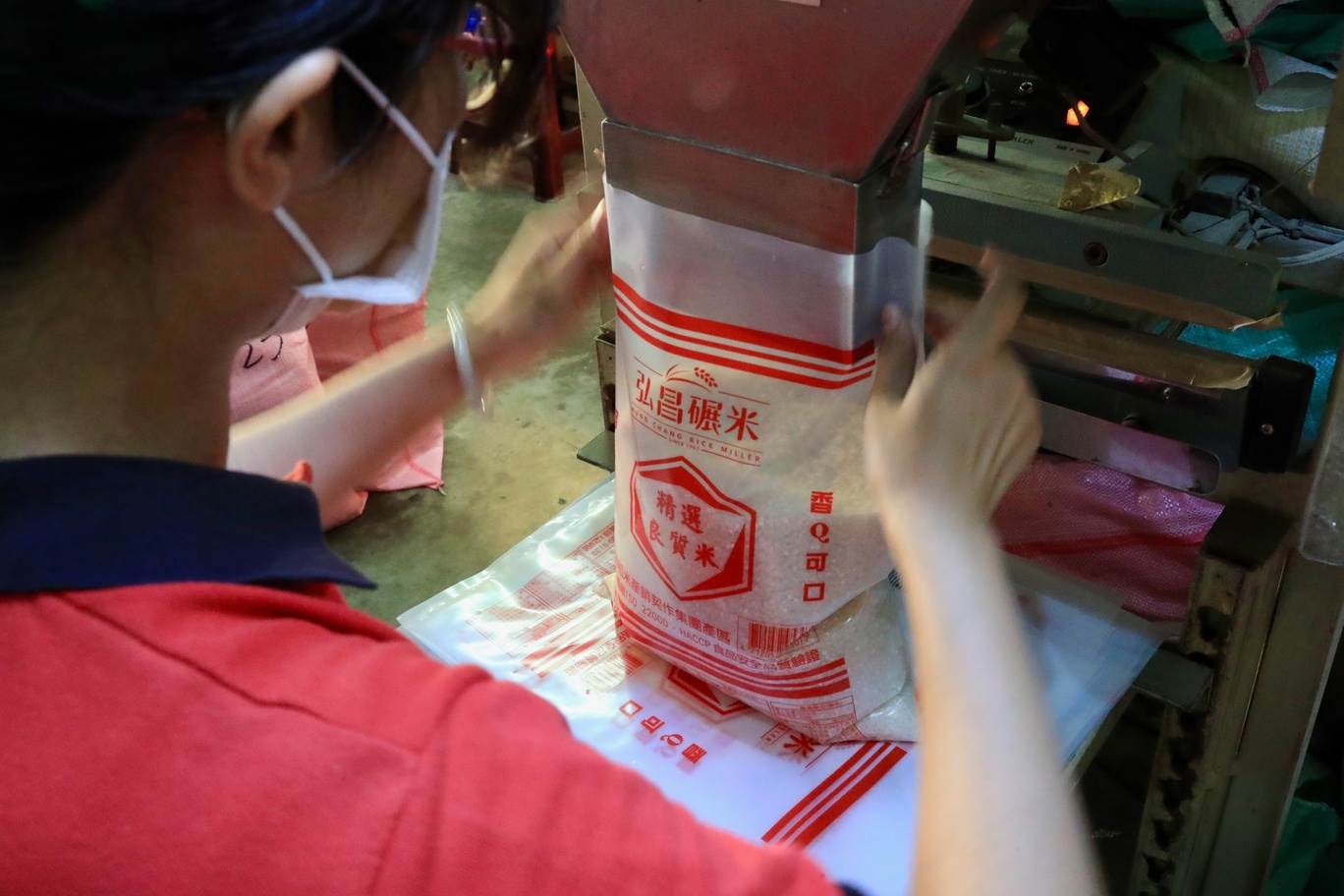 弘昌碾米廠不時可見稻米輾米與包裝作業，除了瞭解稻米生產流程，並可見金屬檢測儀等多樣智慧機械。