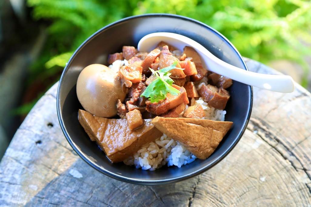 天然茶莊著名的採茶飯，榮獲新北市政府滷肉飯節十大推薦店家之一