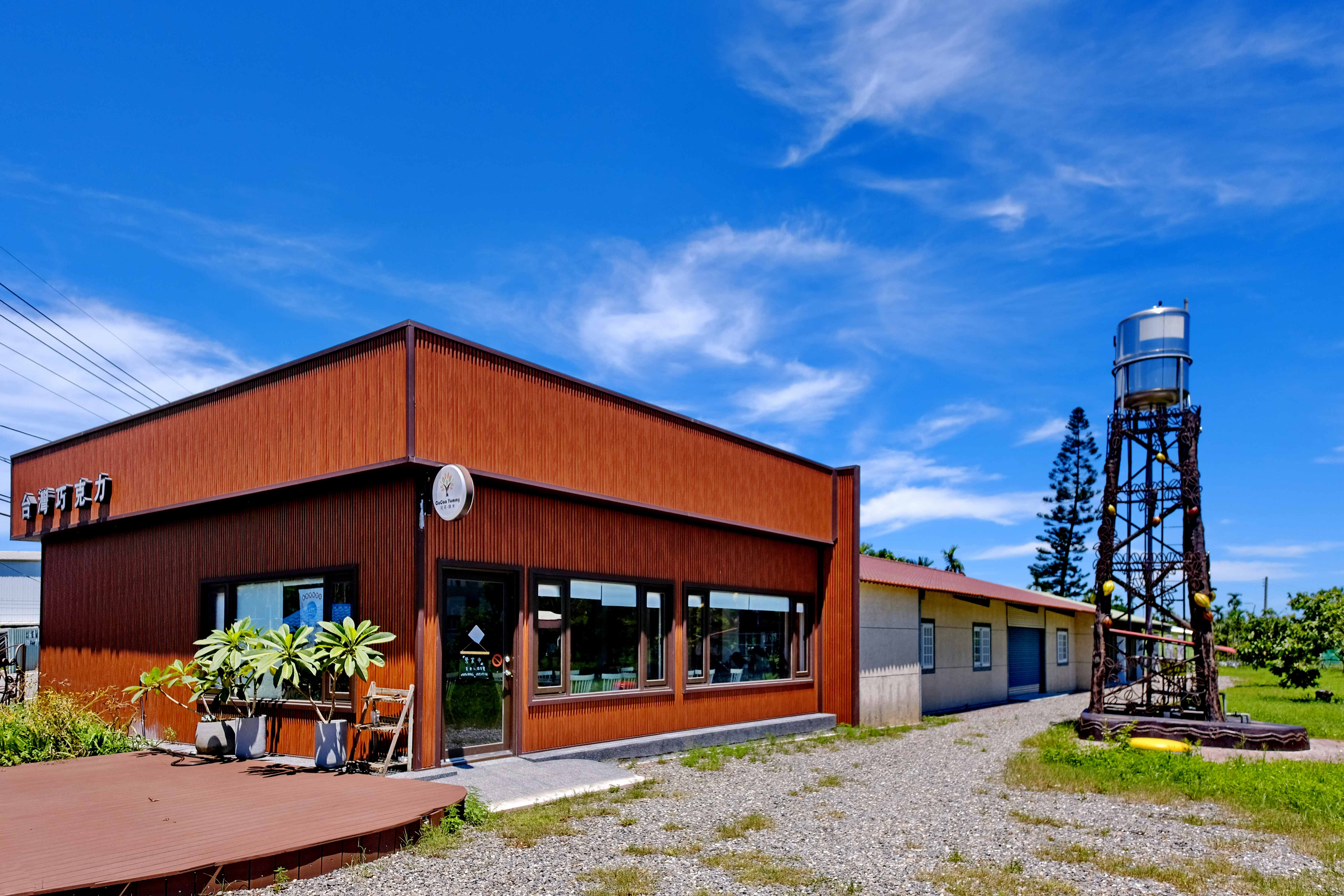 以草生栽培種植可可樹，從採收，剖果，發酵，日曬，烘焙，脫殼，精磨，熟成，調溫，入模包裝等，都在莊園內完成。