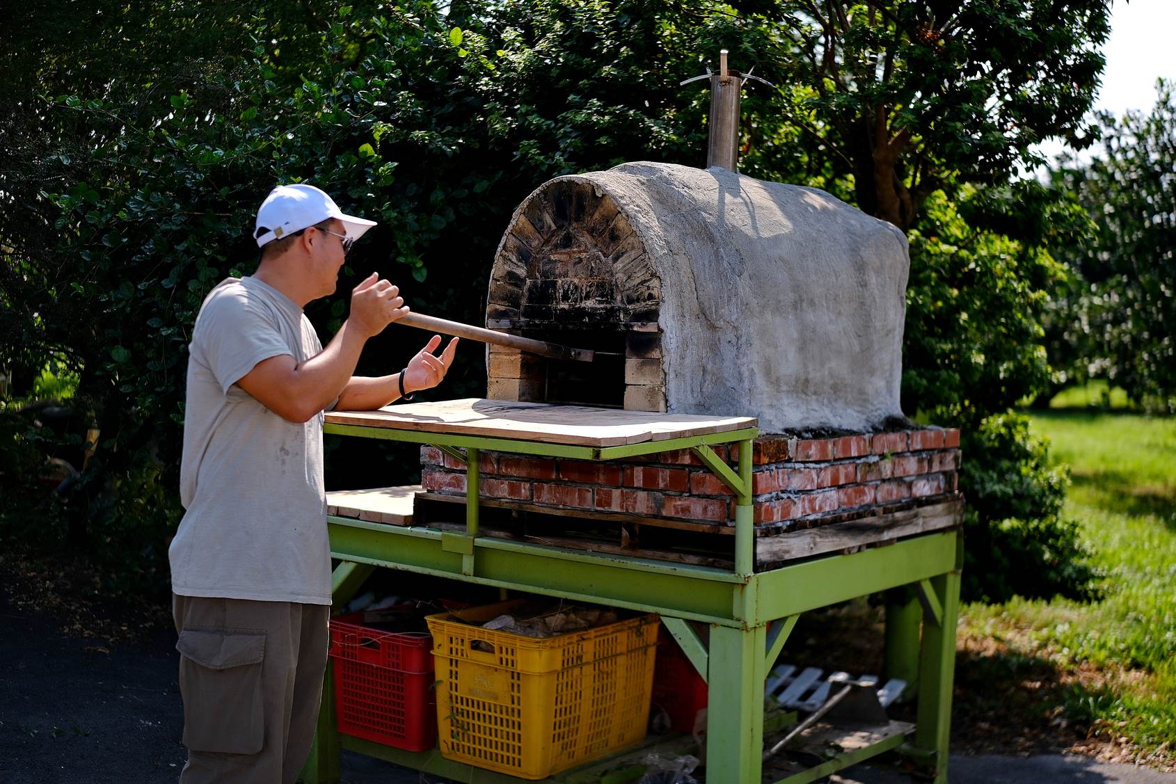窯烤披薩DIY，在柚樹林間，讓遊客用自製窯烤披薩體驗。