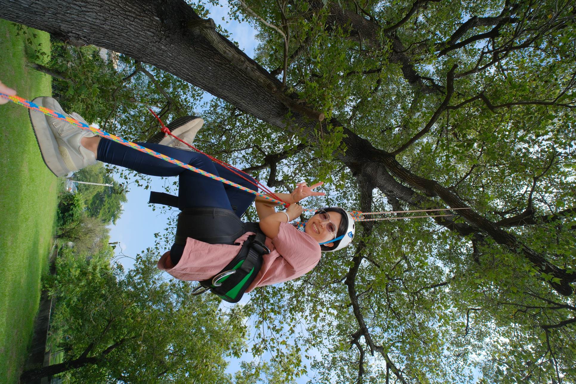 客人最愛的攀樹活動，踩著繩結向上攀爬，體驗步步高升的快感。繩具皆經過合法檢驗認證，安全無虞有保障！