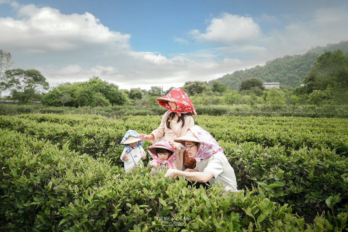 參加星源茶園的任何一項茶體驗，都會換上採茶裝備，包含斗笠、花布和竹簍