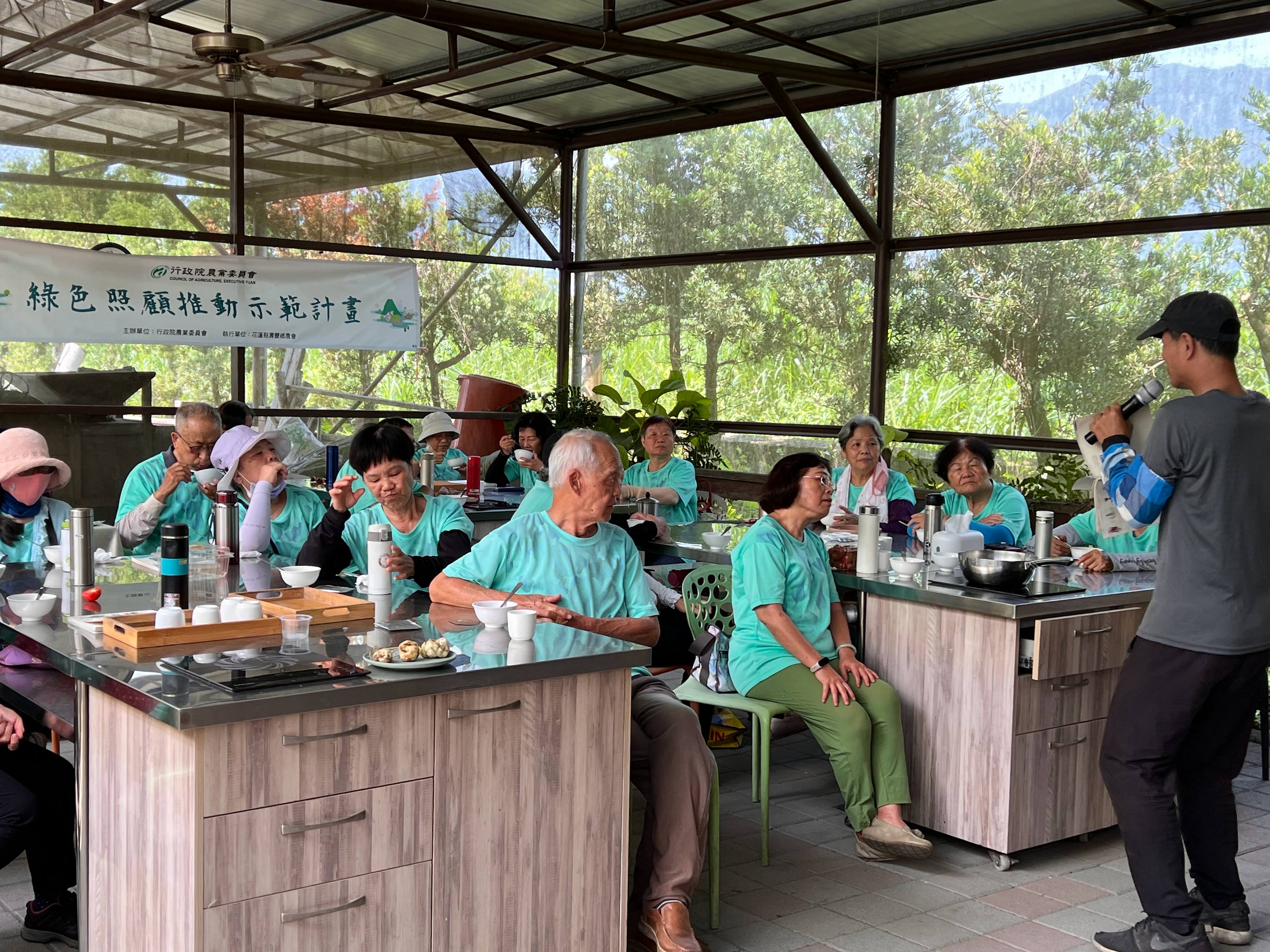 園主江玉寶先生，與遊客分享綠色照顧推動計畫的內容。(江玉寶有機農場提供)