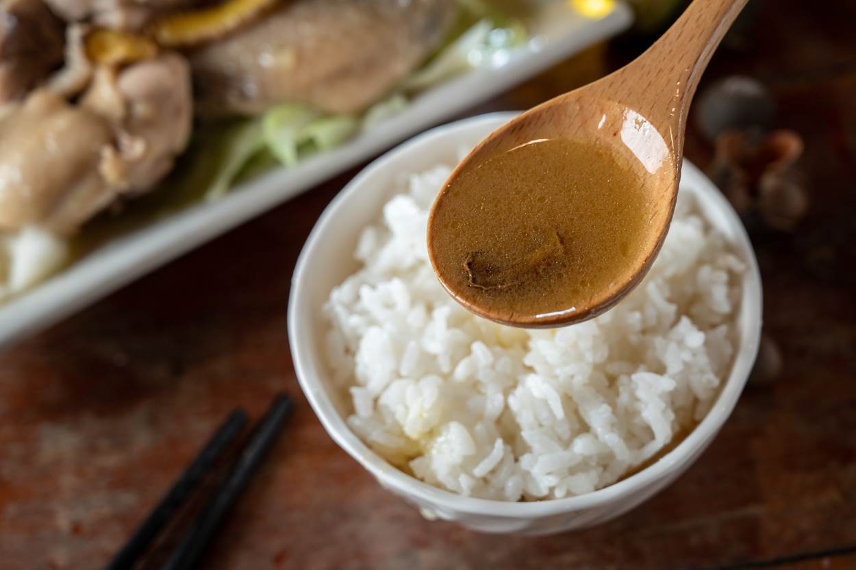 雞油混著茶籽油，拌入白飯，保證多吃一碗。