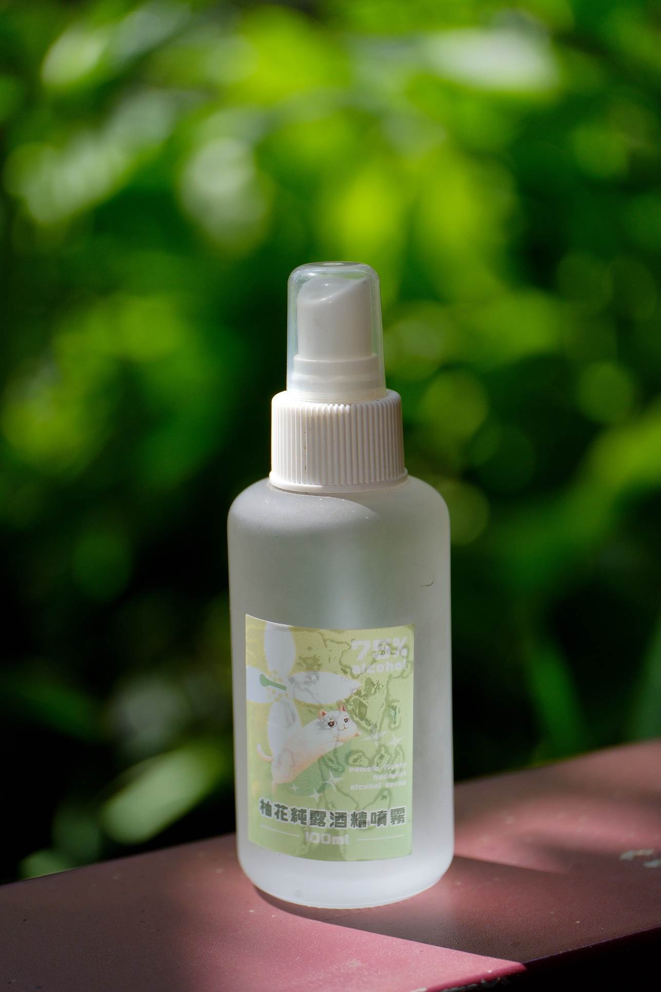 柚花純露乾洗手液」為體驗遊程季節限定的商品，在柚花園中，摘下白柚花，再經過蒸餾萃取之後，產出一滴滴香氣十足的純露水，製作成專屬自己的乾洗手液。