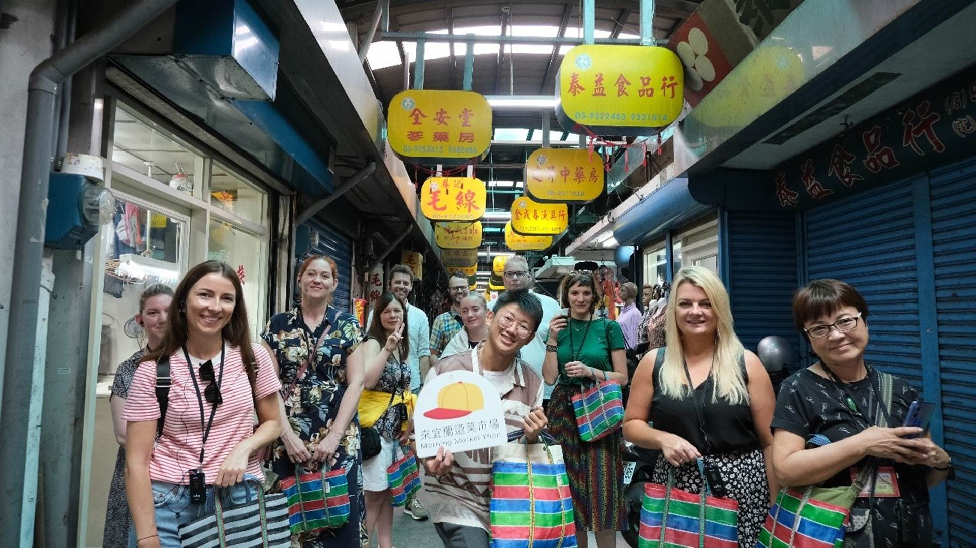 外交部等相關單位舉辦活動時，接待國際友人體驗地道的市場文化。