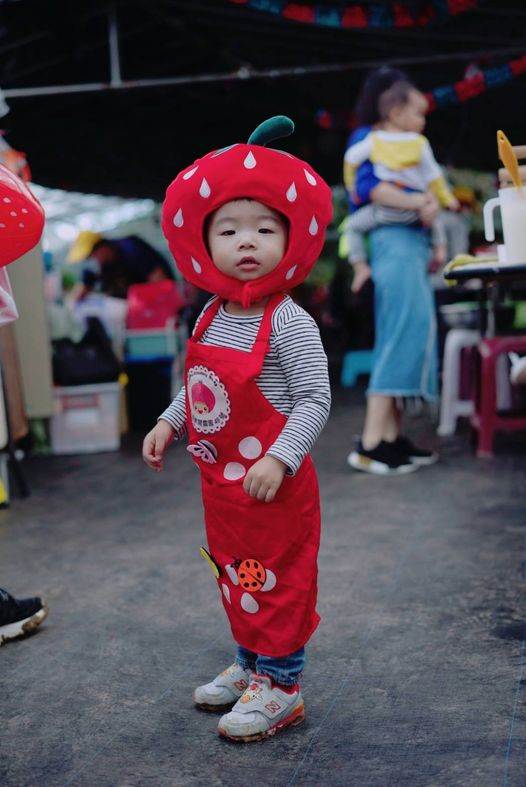 穿上圍裙戴上帽子，小朋友化身草莓達人。