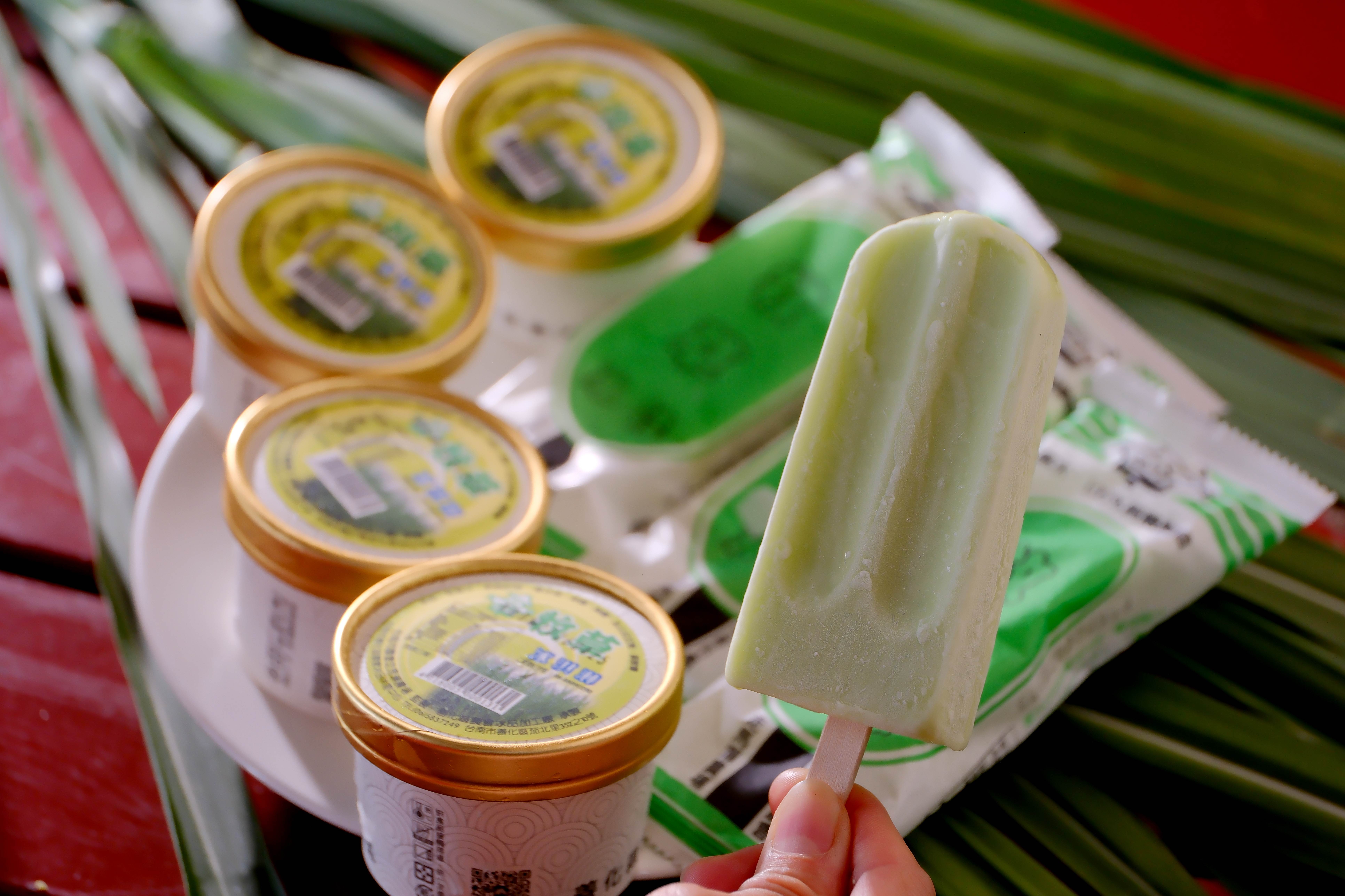 以台畜二號狼尾草為主要食材，與善化區農會合作開發牧草冰棒、冰淇淋，以健康飲食的概念製造，深受遊客喜愛，也成為農場的一大特色。