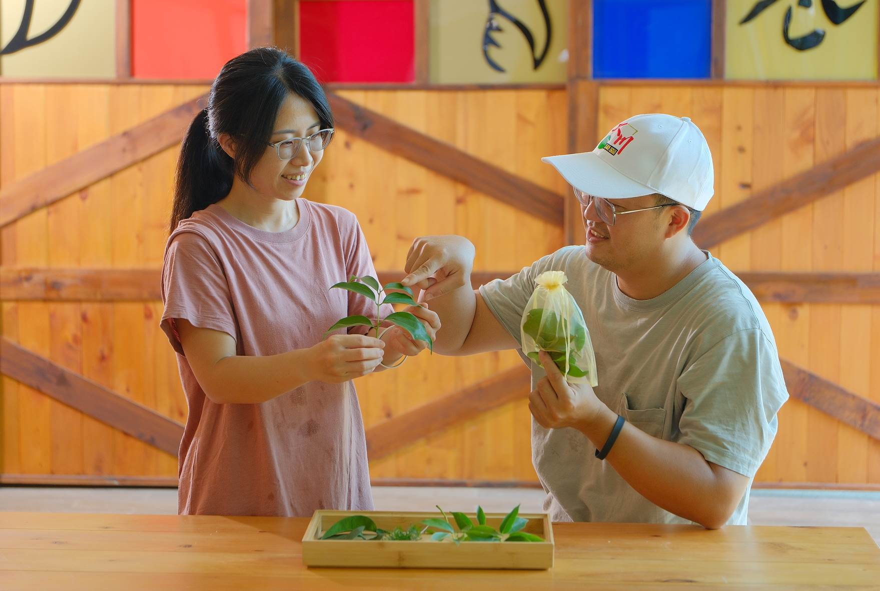 保柚(佑)包 DIY，利用園區自栽的柚葉、肉桂、桂皮、芙蓉、艾草製作保柚(佑)包，為歡樂的遊程畫上一個完美的句號。