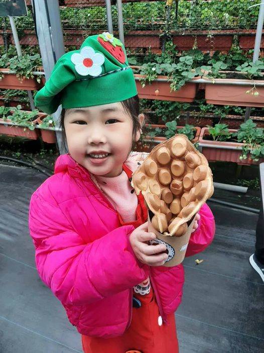 雞蛋仔沾草莓醬，一口接一口停不下來。