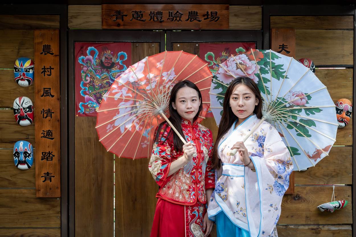 店裡有許多古裝可提供選擇來拍照打卡。