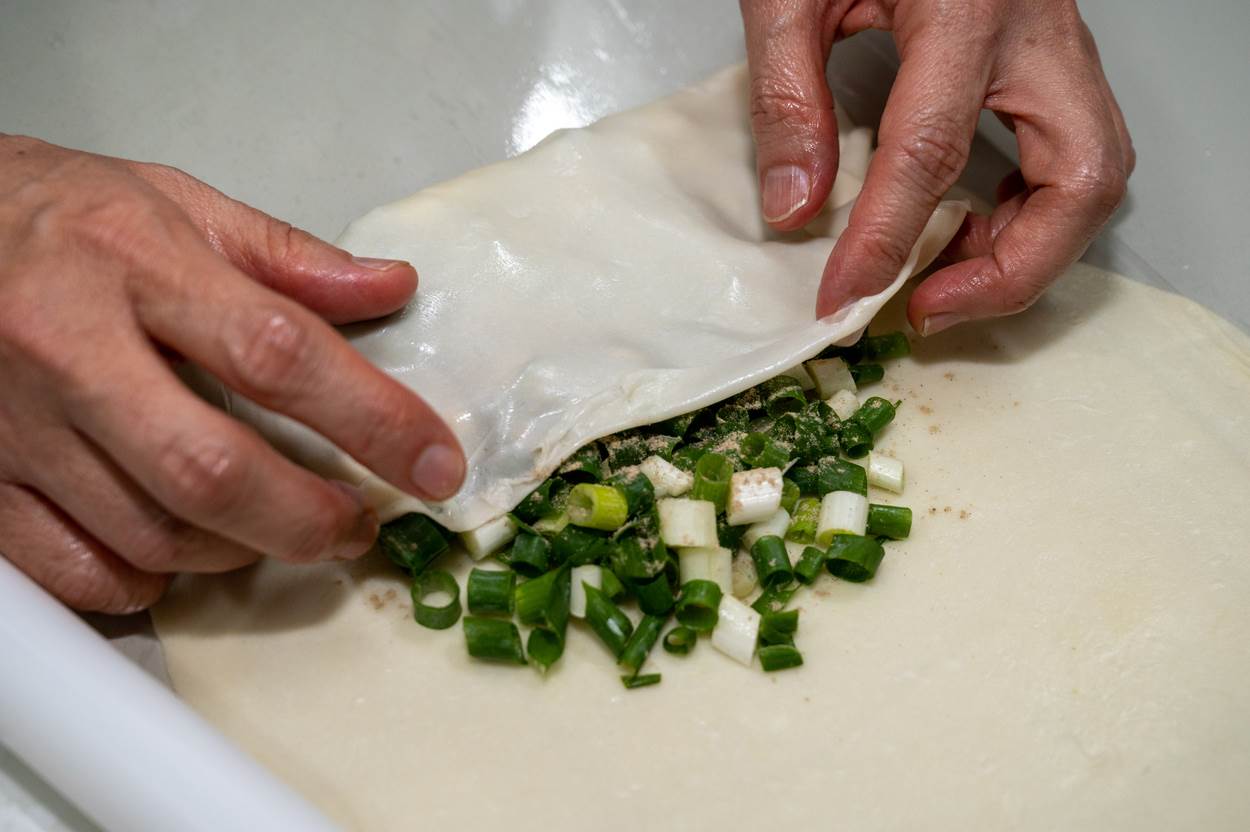 擀薄的餅皮包滿蔥花，就是好吃的蔥油餅。