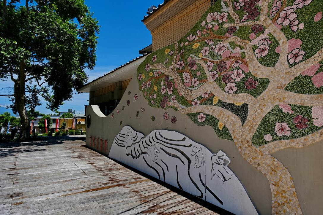 主建築側面的「台東紅烏龍」形象牆，是遊客喜愛的打卡點。