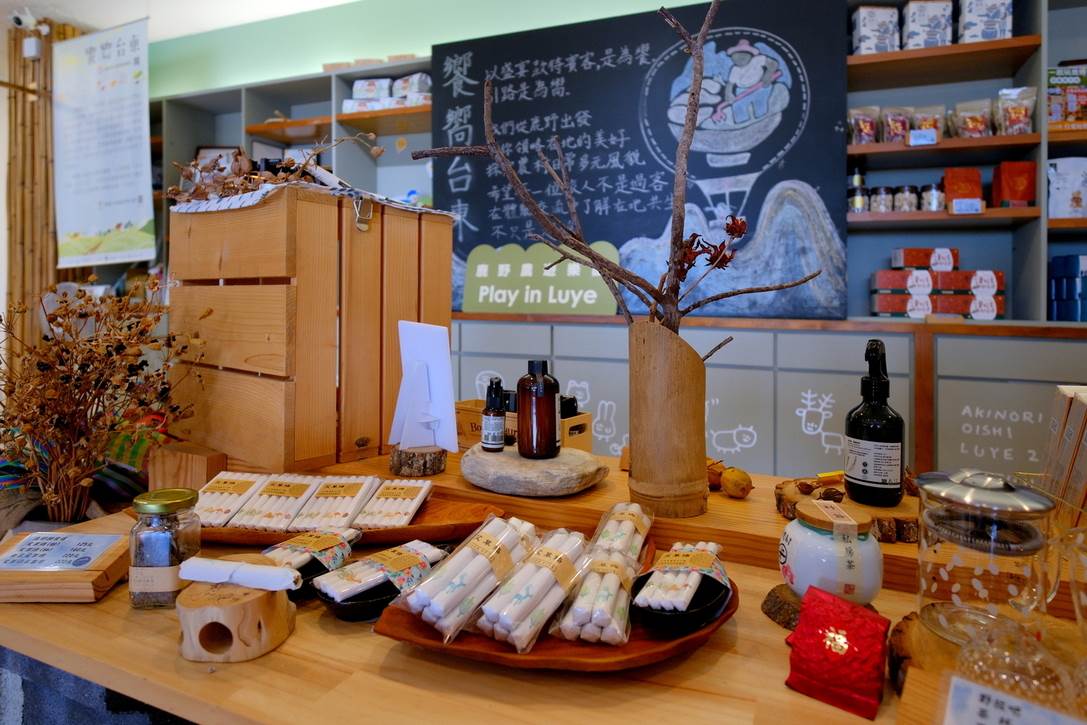 除了自家產的紅烏龍茶外，各類的農作伴手禮，都可以在這裡找到，自用送禮兩相宜。