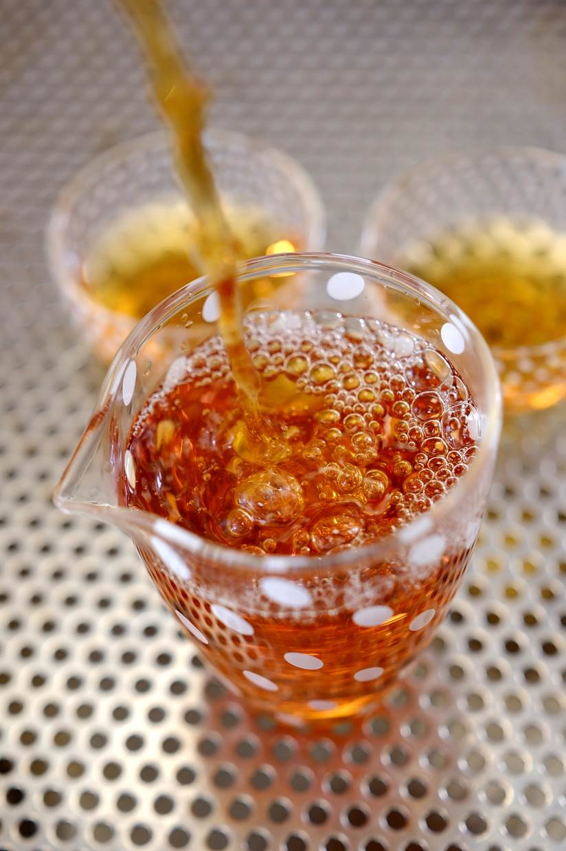 用紅烏龍茶葉泡茶，除了水色澄紅外，茶湯呈琥珀色且具有光澤，入喉香韻回甘。