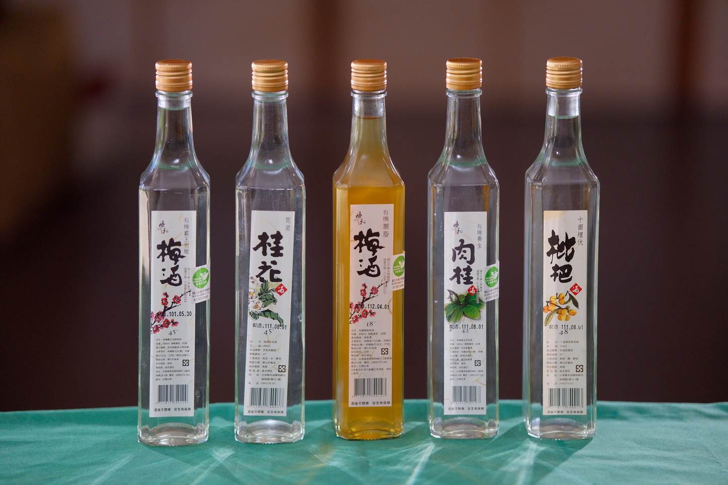 由梅子、桂花、肉桂及枇杷等製成的特色地酒，琳琅滿目任君選。想品嘗最純最在地的有機酒，找「曲禾酒莊」就對了！