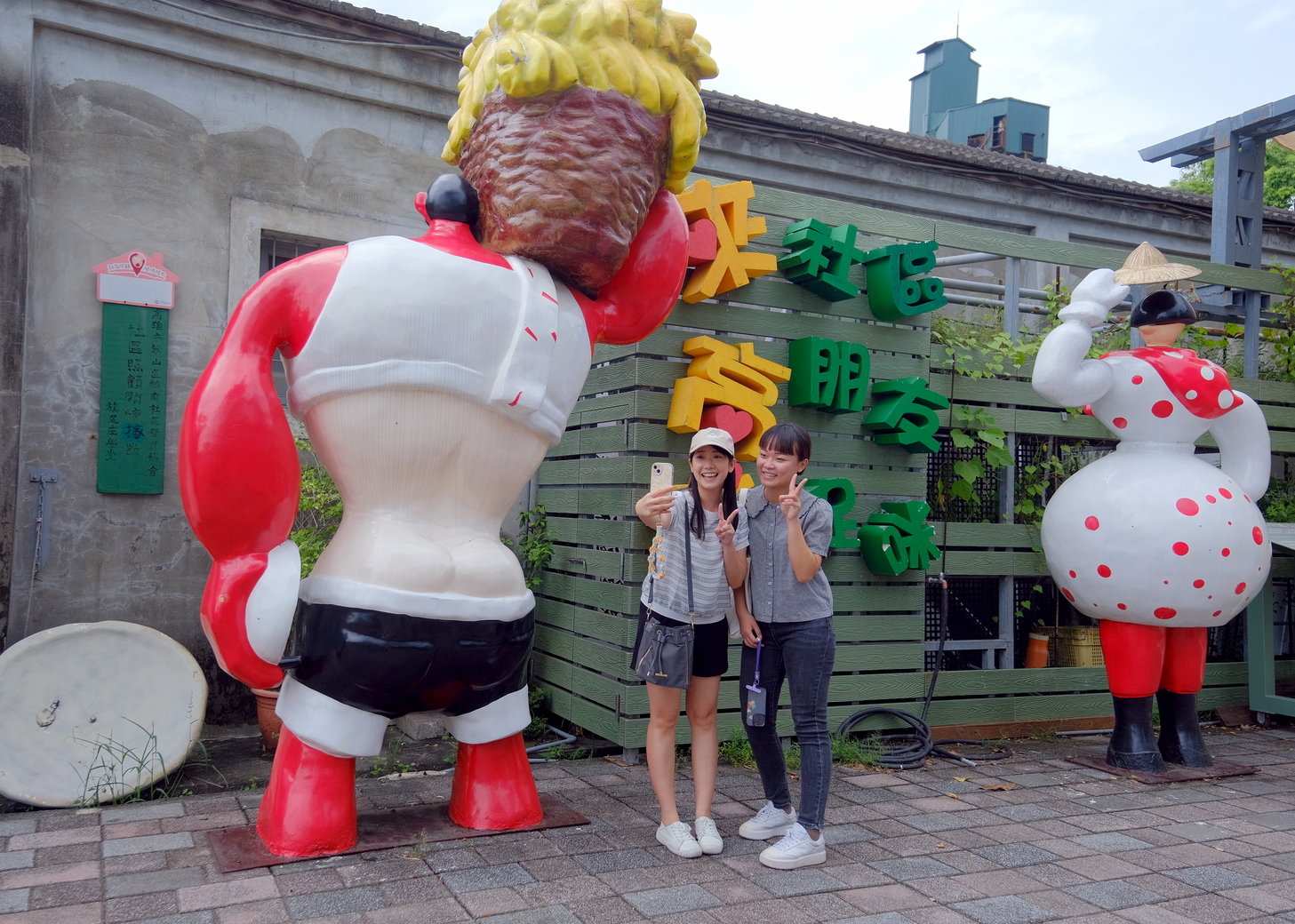 「大旗美直賣所」外觀,是旗山區糖廠社區發展協會的直營門市,成立於2019年。