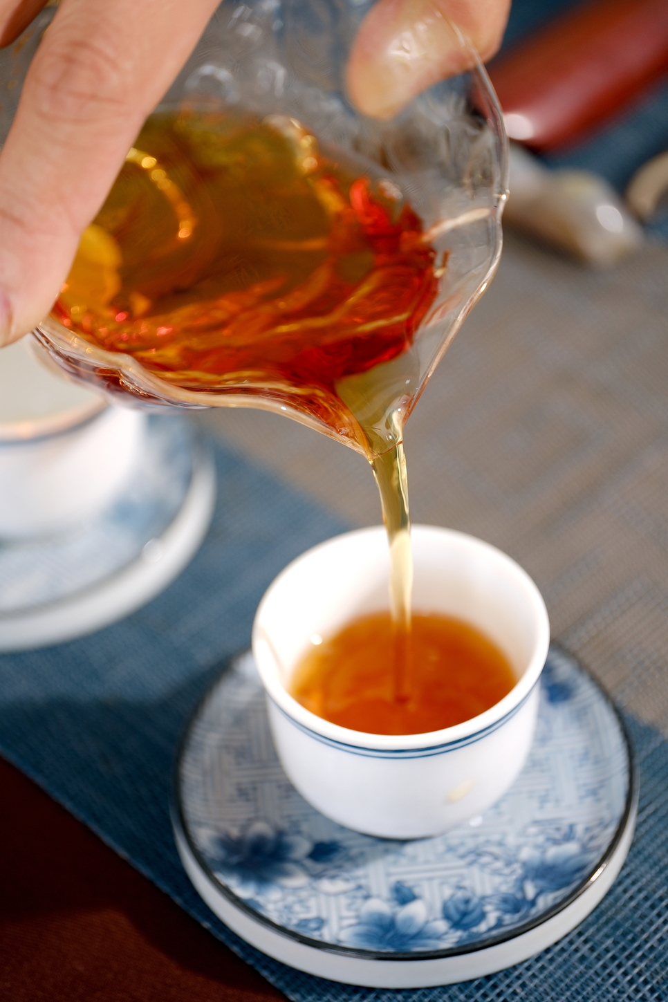 品茶體驗有機蜜香紅茶，茶色溫潤，入喉清香甘甜。