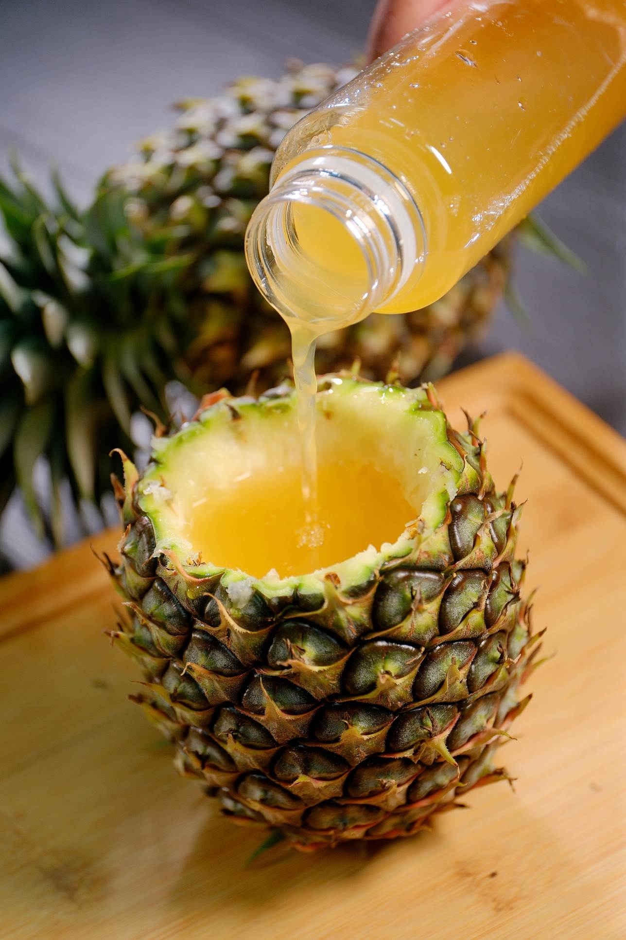 用挖空的鳳梨當杯子喝鳳梨汁，豪邁帥氣又符合低碳農遊的訴求。