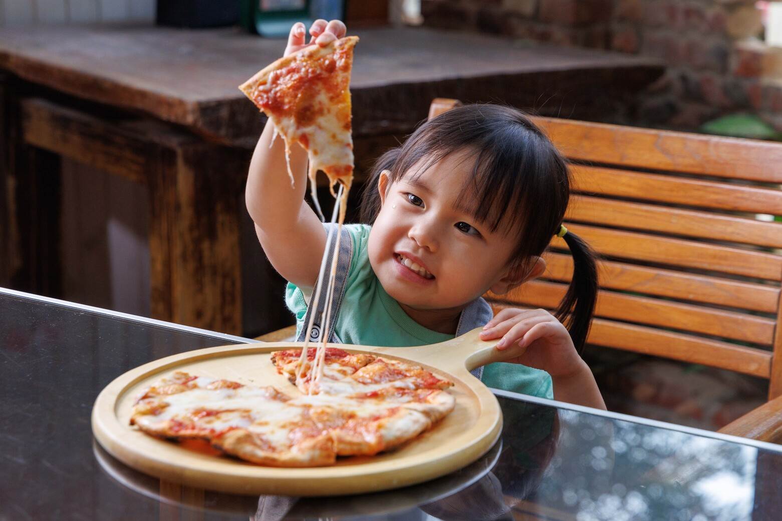 因為加入莫扎瑞拉起司，pizza會牽絲，看起來好美味。