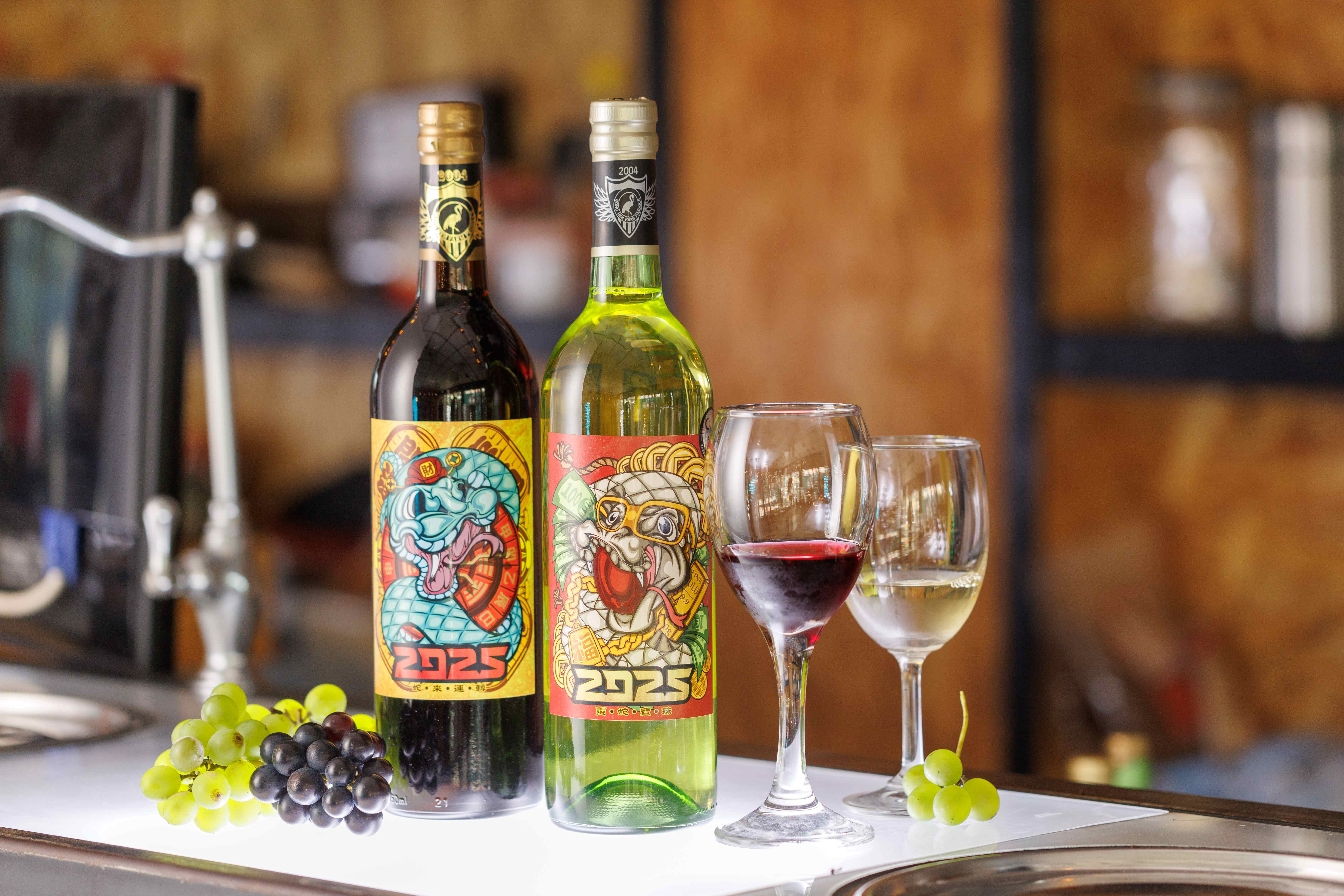 松鶴酒莊的仟百醇白葡萄酒採用金香葡萄低溫發酵釀製，獲得2025年IWSC國際葡萄酒暨烈酒大賽銀牌獎，入口酸甜平衡、口感優雅細緻。