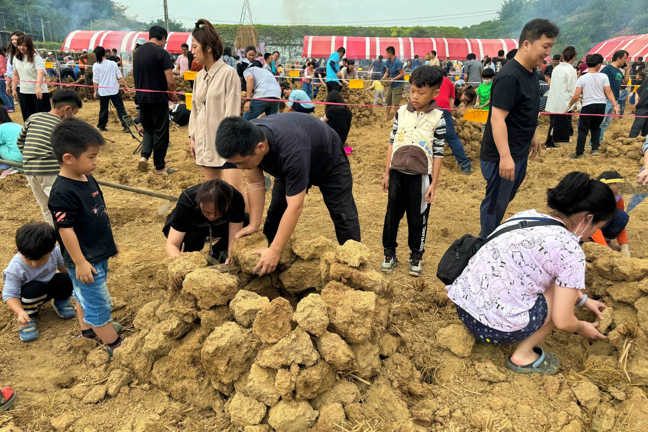 將軍山每月推出主題活動，其中「焢窯」最夯，曾湧入1500人一塊體驗。