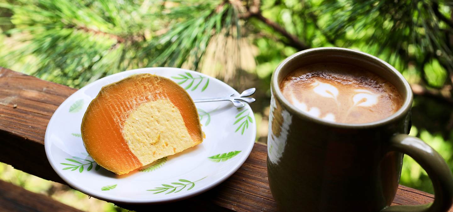 名陽匍王家二女兒王韻淑就讀餐飲科系，擅長運用農場自有蔬果製作各種飲料與甜點。圖為南瓜乳酪