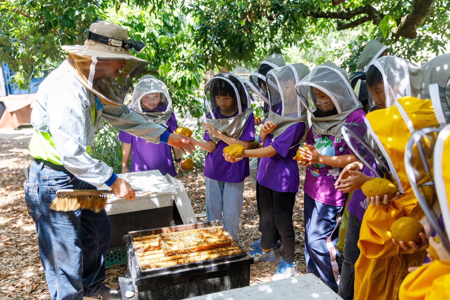 東興蜂場尤其注重安全，小朋友們穿上太空裝就能跟蜜蜂近距離面對面。