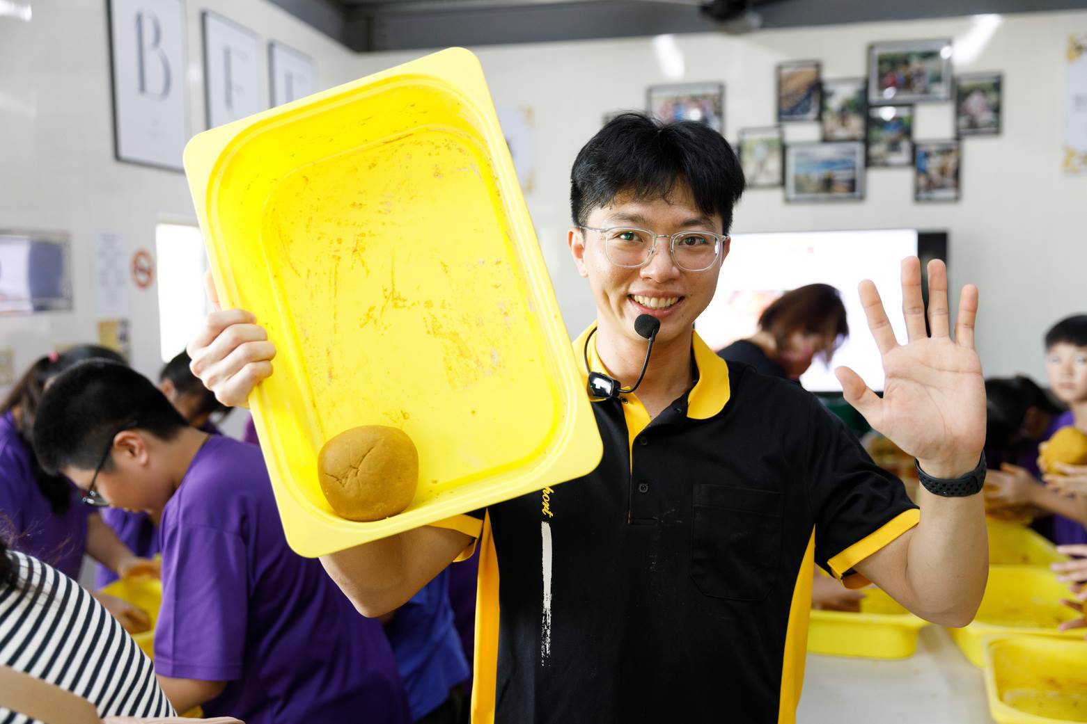 周沛鴻創辦「蜂遊趣體驗營」，生動活潑的導覽方式帶領小朋友們認識蜜蜂。